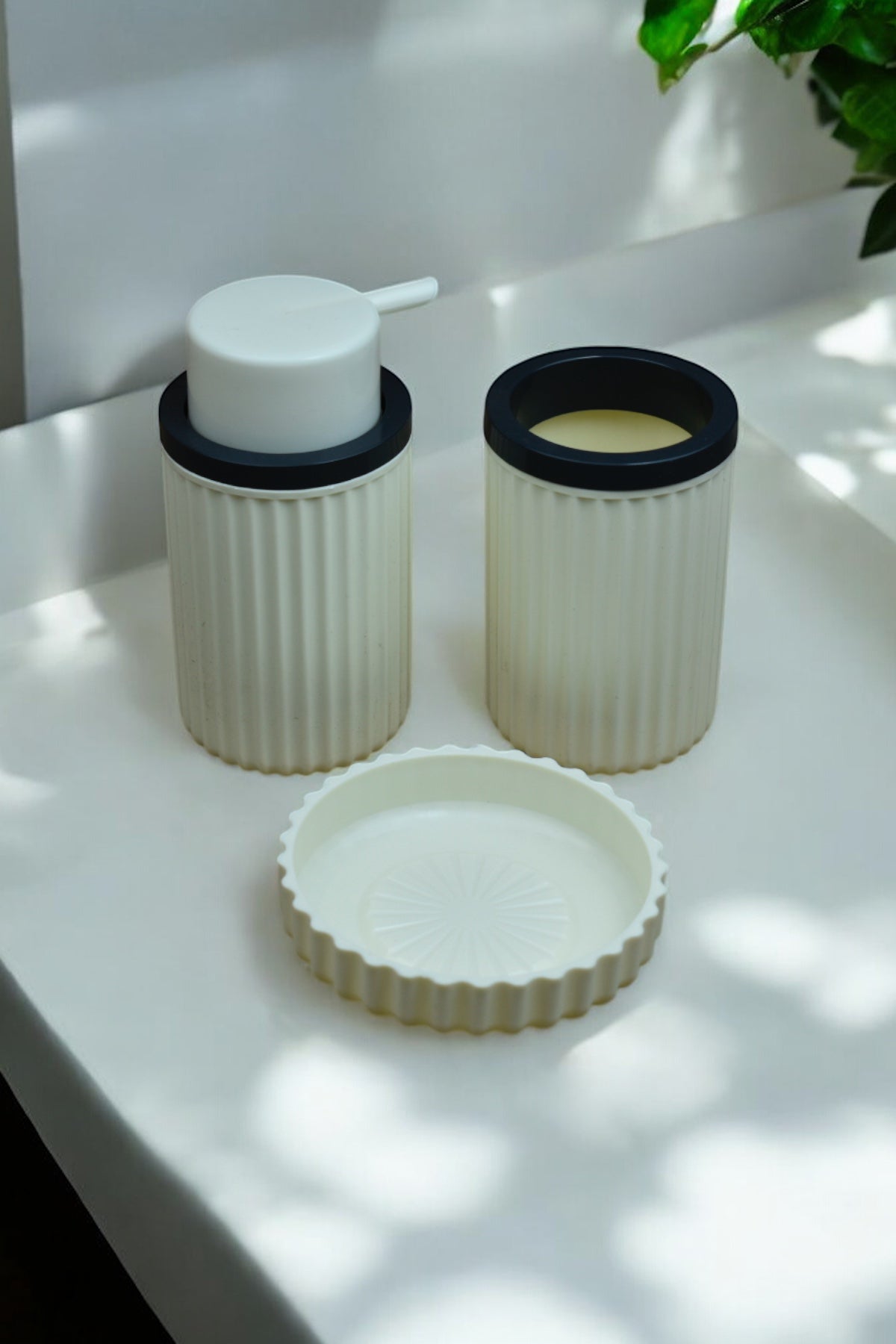 3 Parça Sert Plastik Banyo Seti/ Sıvı Sabunluk, Diş Fırçalık ve Katı Sabunluk-Krem
